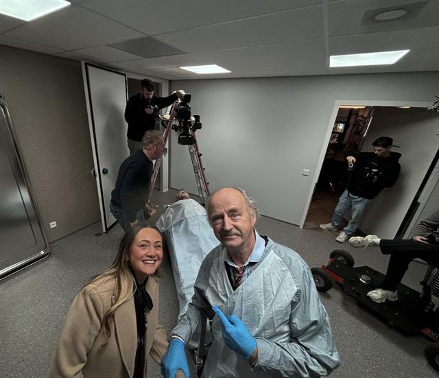 Floortje van Waardenberg met Kees Hulst op de set