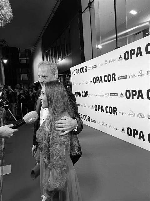 Floortje op de rode loper bij de première van Opa Cor