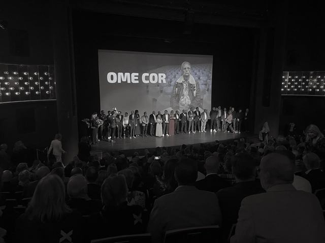 De cast op het podium bij de première van Ome Cor