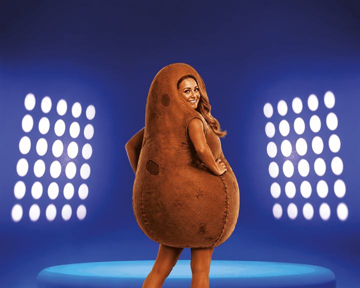 Floortje van Waardenberg als aardappel Puck op een blauw podium, campagnebeeld De Piep Show van Bram Ladage